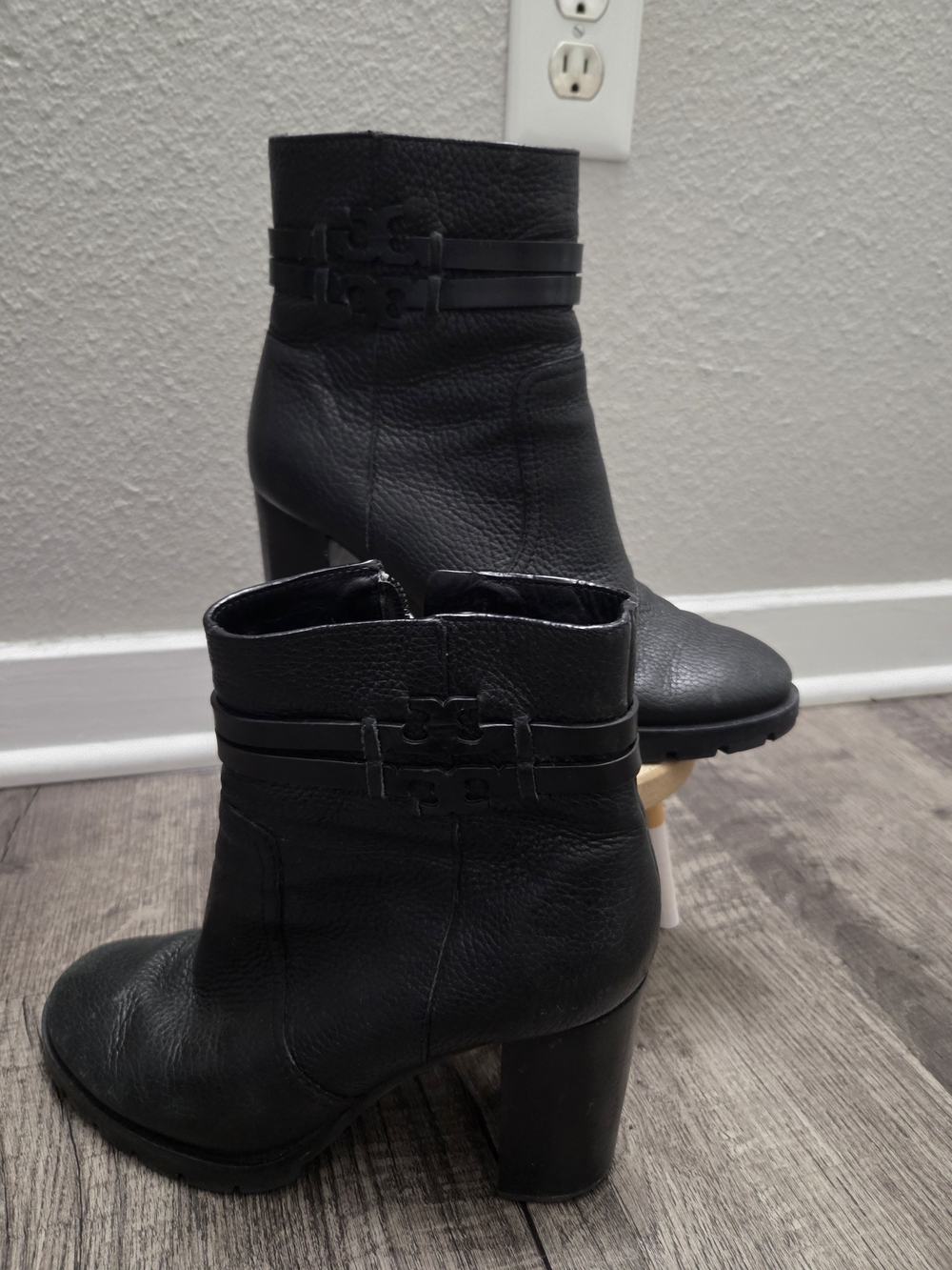 Tory Burch Black Pebbled Leather Logo Strap Ankle Boots - Picture 4 of 6